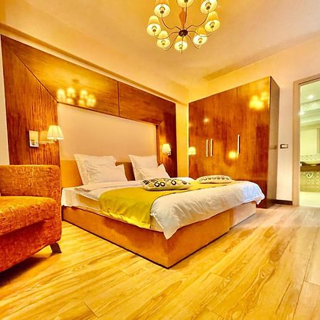 Royal Studio Apartment With A Perfect View - Yamaluxe Bucharest Exterior photo