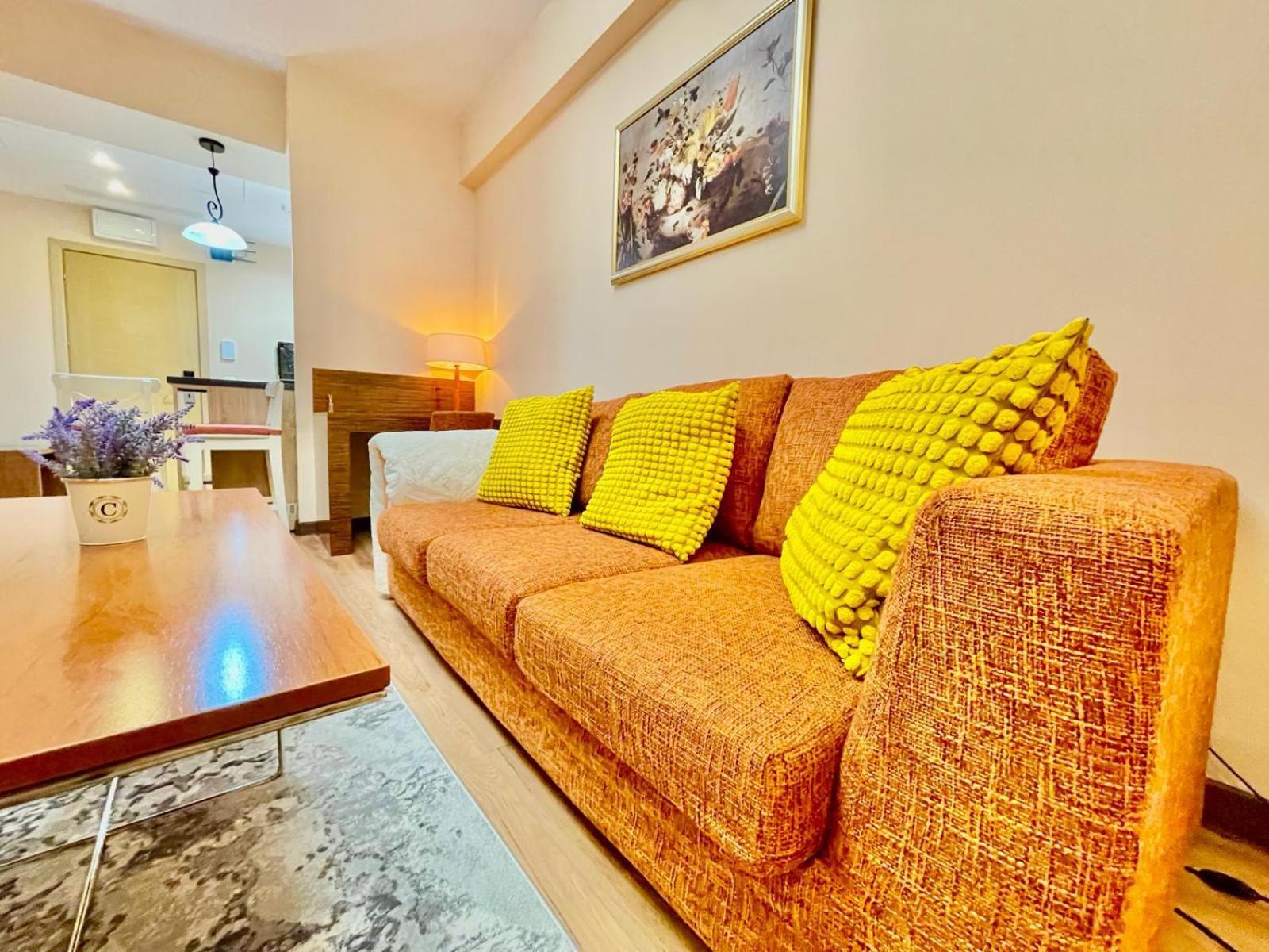 Royal Studio Apartment With A Perfect View - Yamaluxe Bucharest Exterior photo