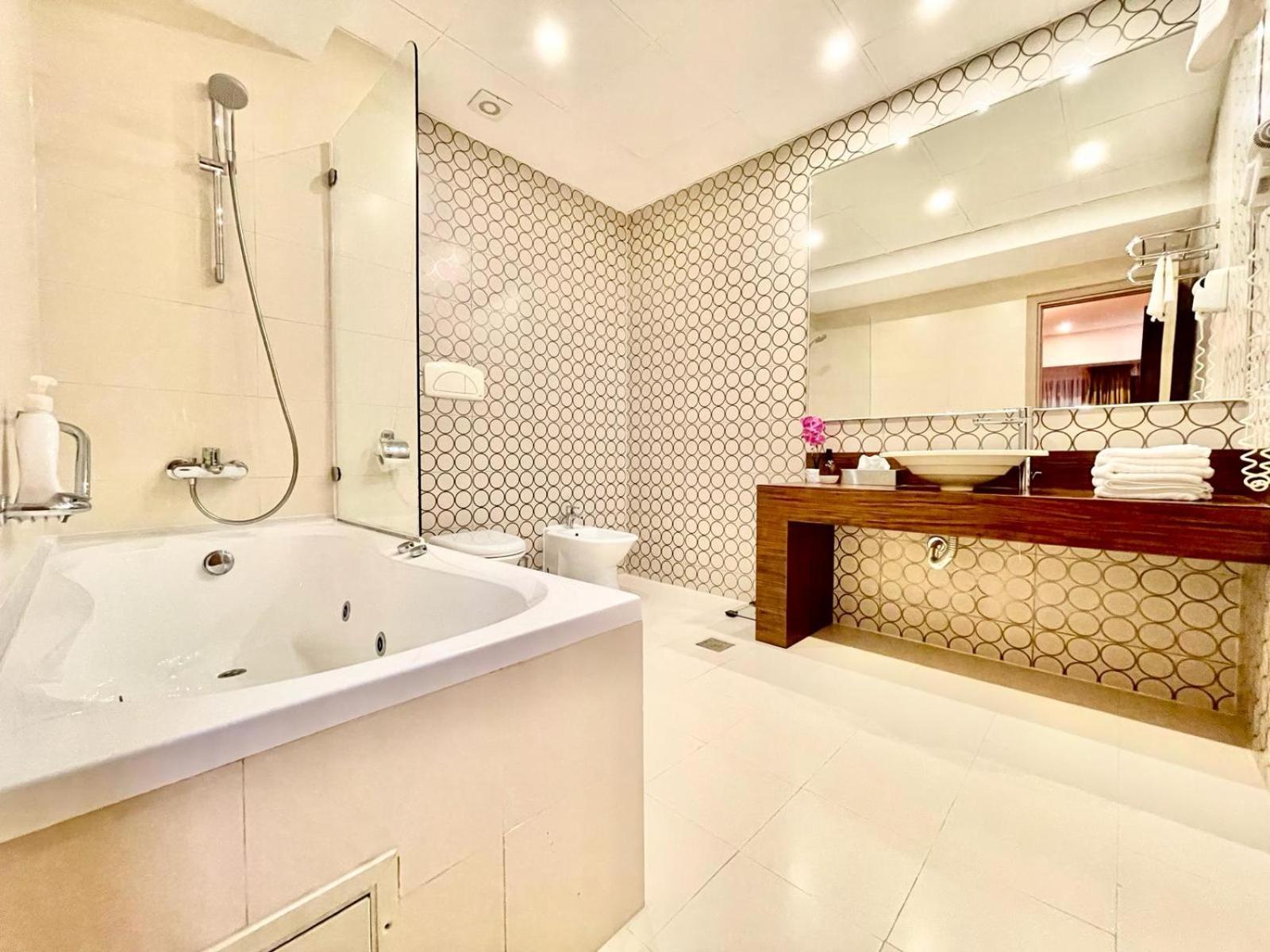 Royal Studio Apartment With A Perfect View - Yamaluxe Bucharest Exterior photo