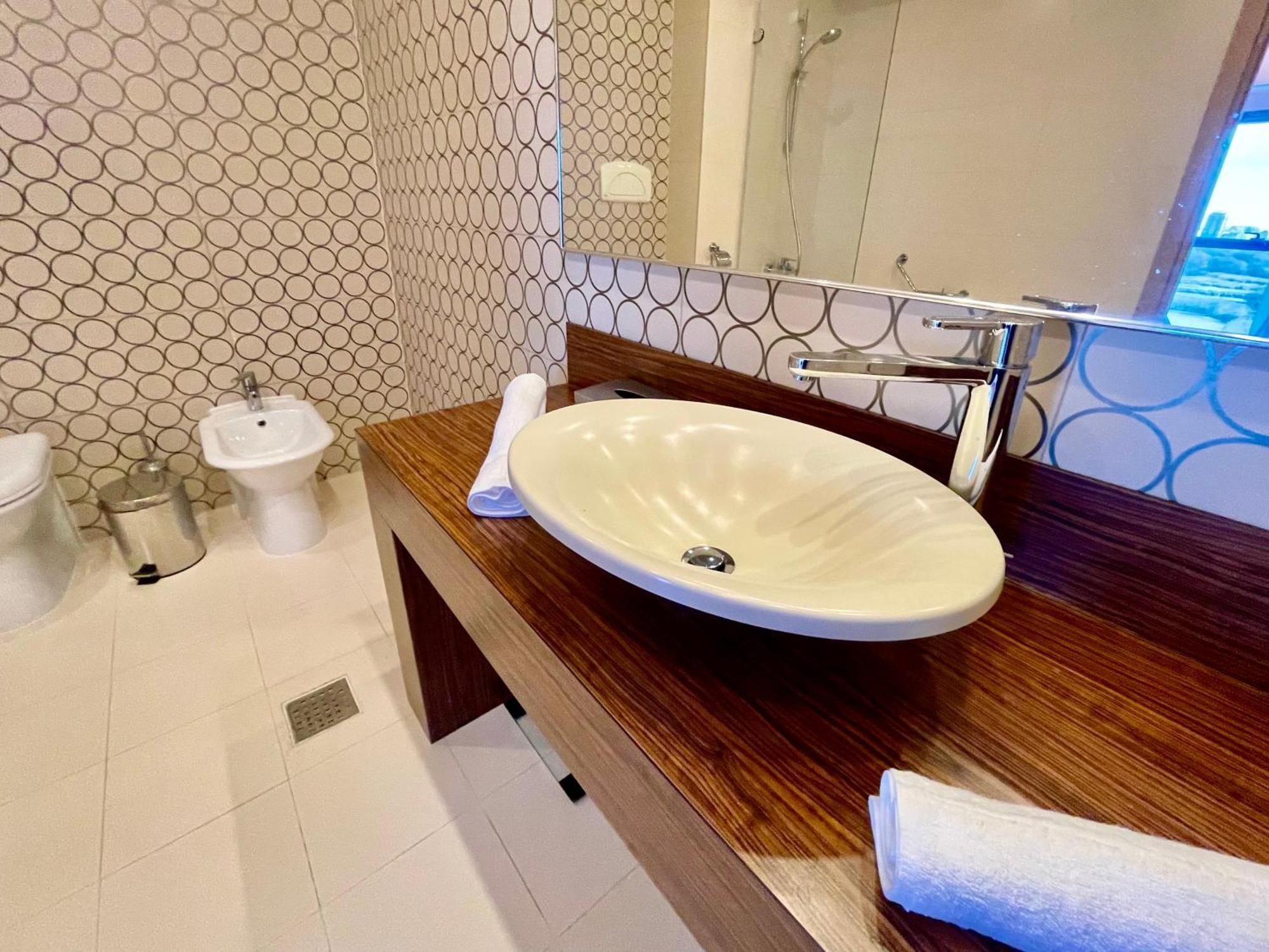 Royal Studio Apartment With A Perfect View - Yamaluxe Bucharest Exterior photo