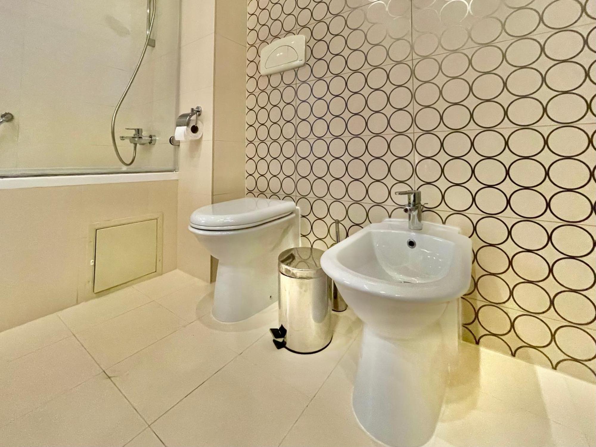 Royal Studio Apartment With A Perfect View - Yamaluxe Bucharest Exterior photo